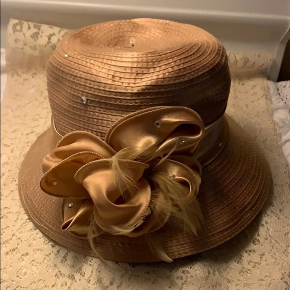 Swan Hat Vintage 6 inches high 7  head